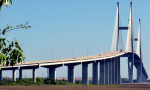 Een van de vele verbindingsbruggen 